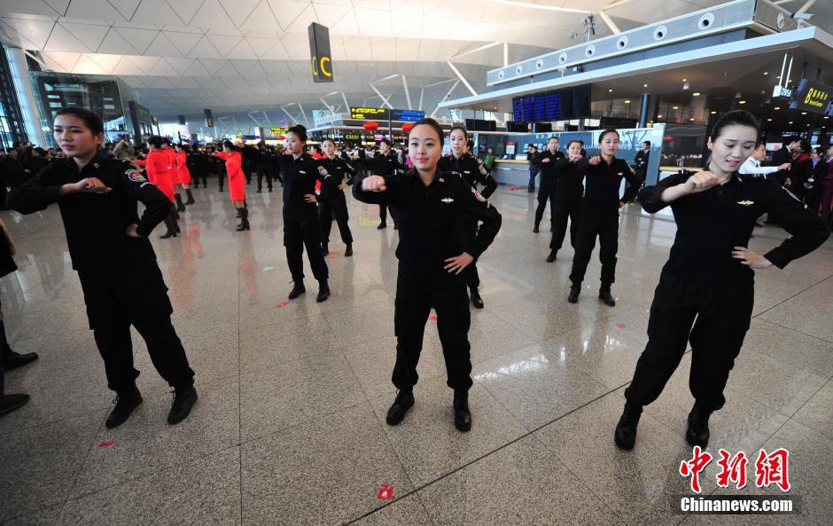 1月23日，機場工作人員在跳“快閃”舞蹈。