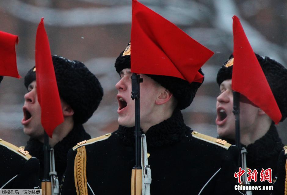 共有1500名俄羅斯官兵和100個(gè)單位的軍事裝備參加了閱兵式 共有1500名俄羅斯官兵和100個(gè)單位的軍事裝備參加了閱兵式
