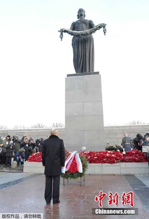 普京獻(xiàn)花紀(jì)念列寧格勒保衛(wèi)戰(zhàn)勝利70周年 普京獻(xiàn)花紀(jì)念列寧格勒保衛(wèi)戰(zhàn)勝利70周年