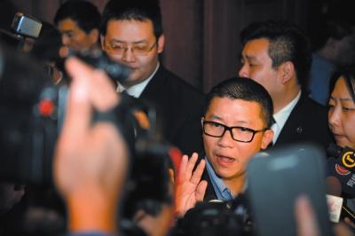 3月10日23時許，與馬航失聯(lián)航班部分乘客家屬乘坐同一航班的乘客在北京首都機場辦理值機手續(xù)。新華社