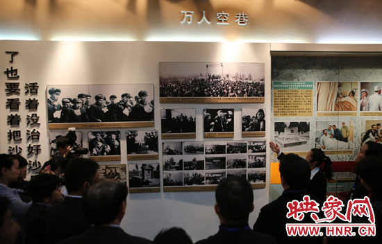 在焦裕祿紀念館，參觀的人絡(luò)繹不絕，一批批來自全國各地的黨員干部前來學(xué)習(xí)焦裕祿事跡