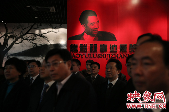 在焦裕祿紀念館，參觀的人絡(luò)繹不絕，一批批來自全國各地的黨員干部前來學(xué)習(xí)焦裕祿事跡