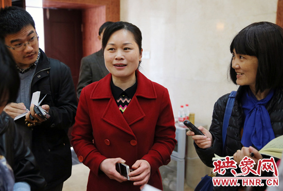 董亞娜是焦裕祿紀念館副館長，她兩次給習(xí)近平講解，贊總書記看得仔細，聽得認真。3月20日，記者在蘭考采