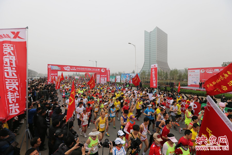 彩旗飄飄的起跑點。