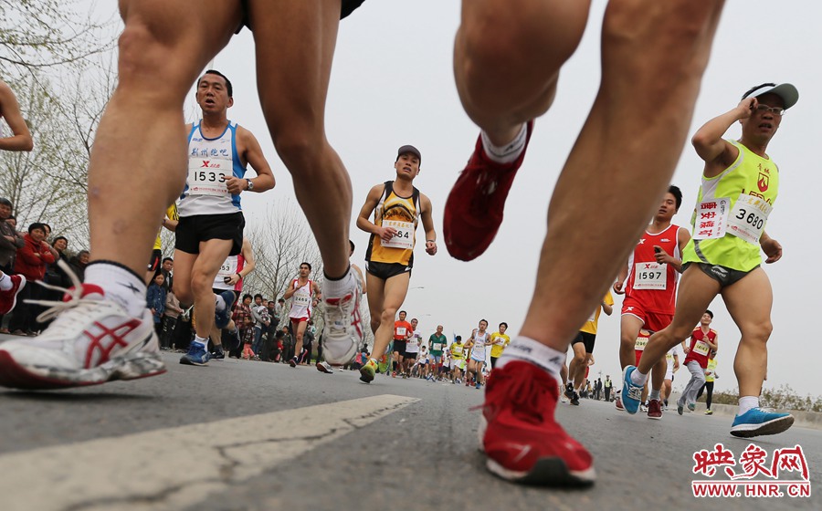 約五公里處，選手們已經(jīng)拉開了距離。