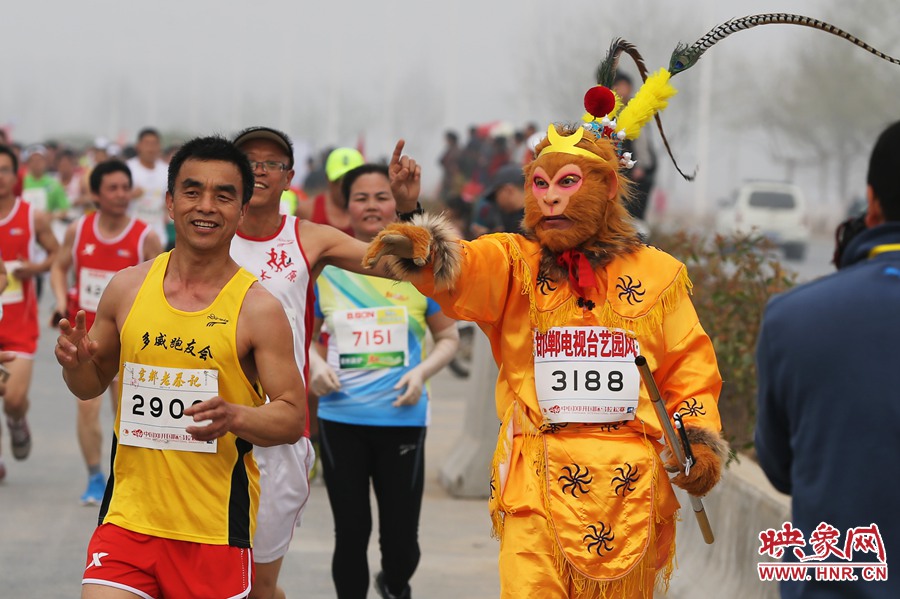 “大圣”不翻跟斗改長跑了。