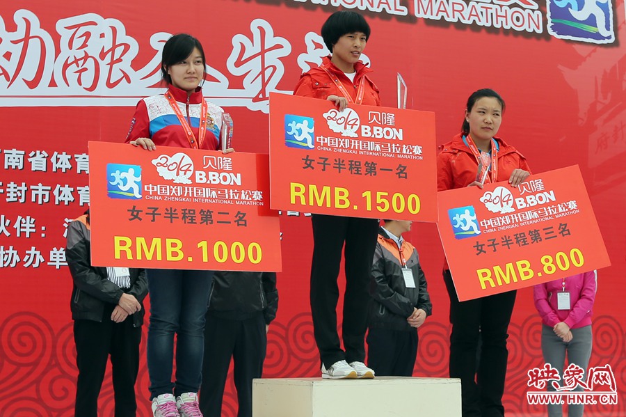 女子半程前三名選手。