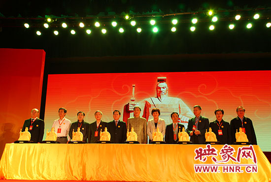 與會嘉賓一起見證歷史、啟動論壇