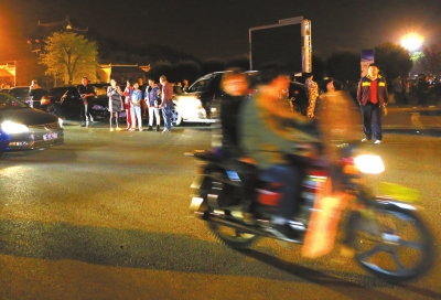 3月30日凌晨，地震發(fā)生后，秭歸縣城一些居民聚集到開闊的廣場上。新華社發(fā)