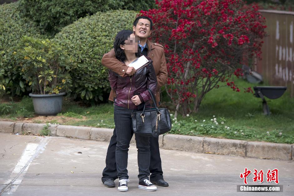 4月8日，劫持者與警方對(duì)峙。