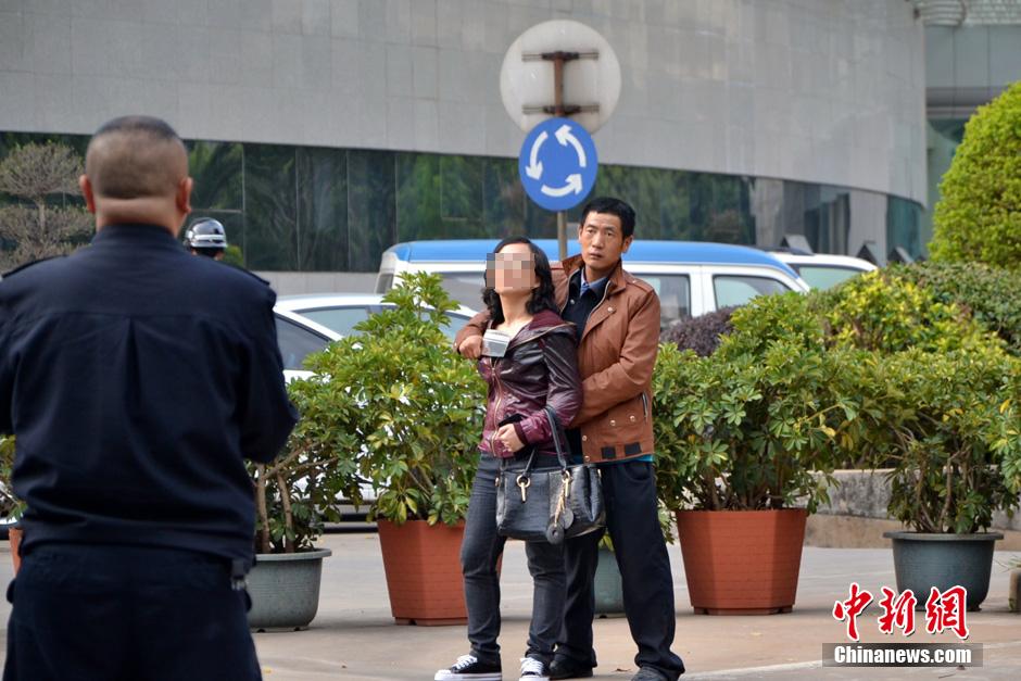 圖為劫持者與警方談判中。