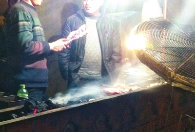 露天燒烤整夜煙熏火燎，路邊居民苦不堪言。