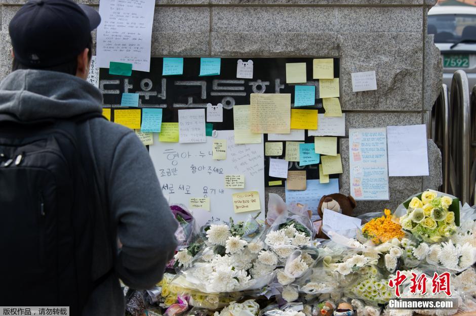 當(dāng)?shù)貢r間2014年4月21日，韓國安山，民眾持續(xù)為沉沒客輪失蹤乘客祈禱。