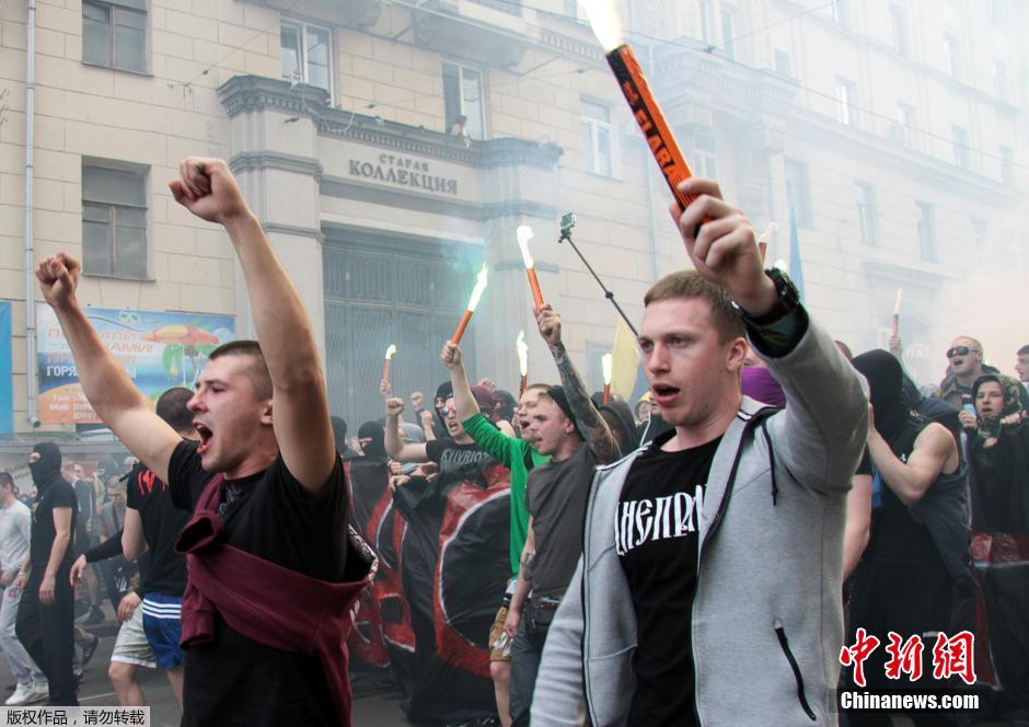 當(dāng)?shù)貢r(shí)間4月28日，烏克蘭哈爾科夫，親歐民眾和親俄民眾在街頭示威時(shí)發(fā)生大規(guī)模沖突。