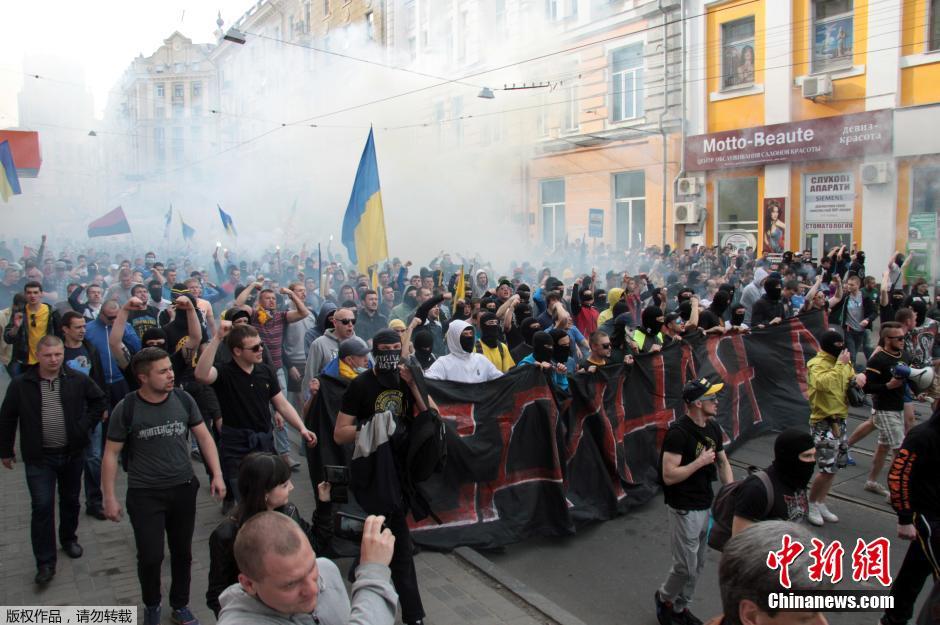 當(dāng)?shù)貢r(shí)間4月28日，烏克蘭哈爾科夫，親歐民眾和親俄民眾在街頭示威時(shí)發(fā)生大規(guī)模沖突。