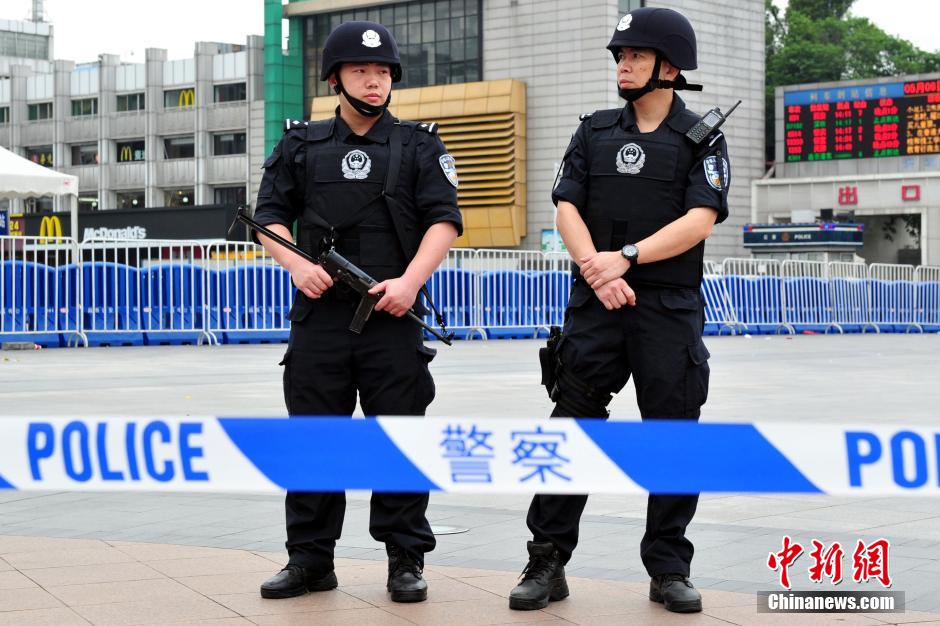 圖為廣州特警在案發(fā)現(xiàn)場(chǎng)戒備。