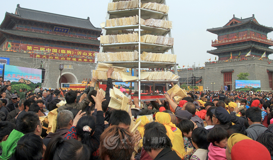 沂蒙山近萬斤供品煎餅被哄搶 原計(jì)劃送給福利院 沂蒙山近萬斤供品煎餅被哄搶 原計(jì)劃送給福利院