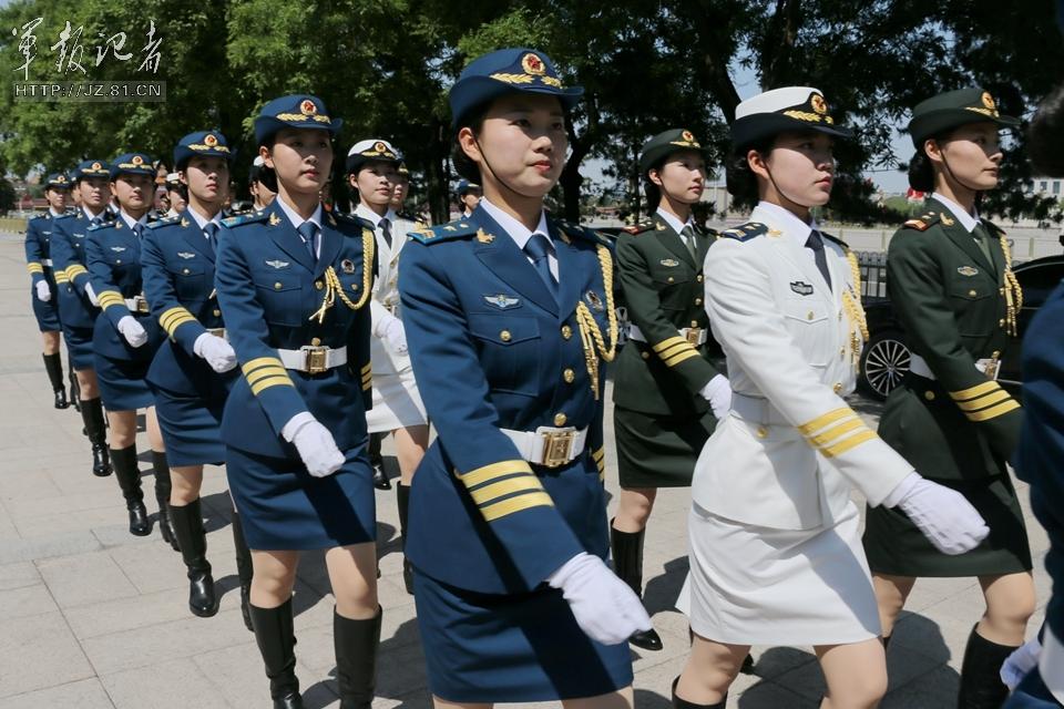 解放軍首批女儀仗兵亮相，90%以上擁有大專以上學(xué)歷，平均身高1.72米。圖為女兵儀仗隊(duì)。