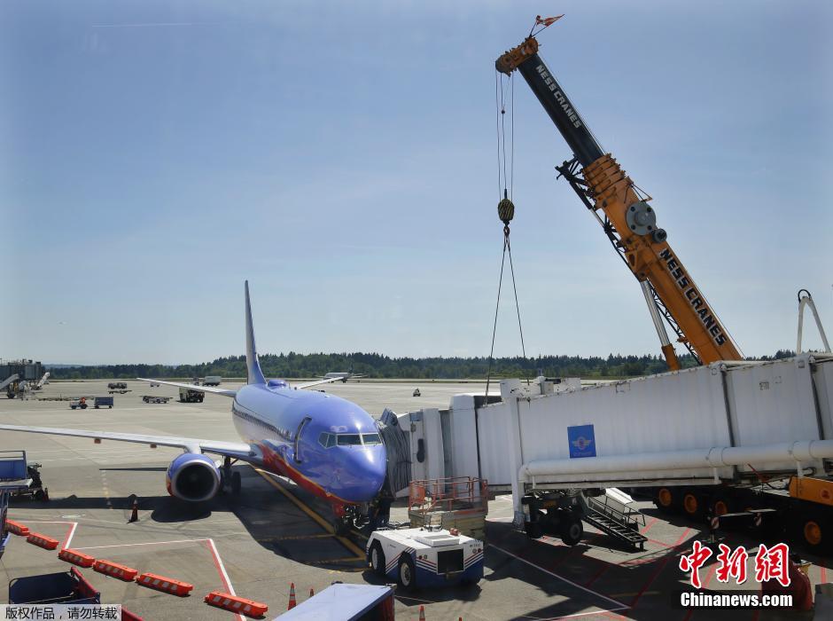 美機(jī)場(chǎng)一登機(jī)廊橋突然塌陷 乘客幸運(yùn)逃生 美機(jī)場(chǎng)一登機(jī)廊橋突然塌陷 乘客幸運(yùn)逃生