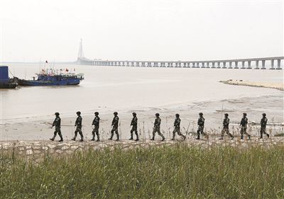 上海加強(qiáng)安保工作，警方在長(zhǎng)江沿岸巡邏