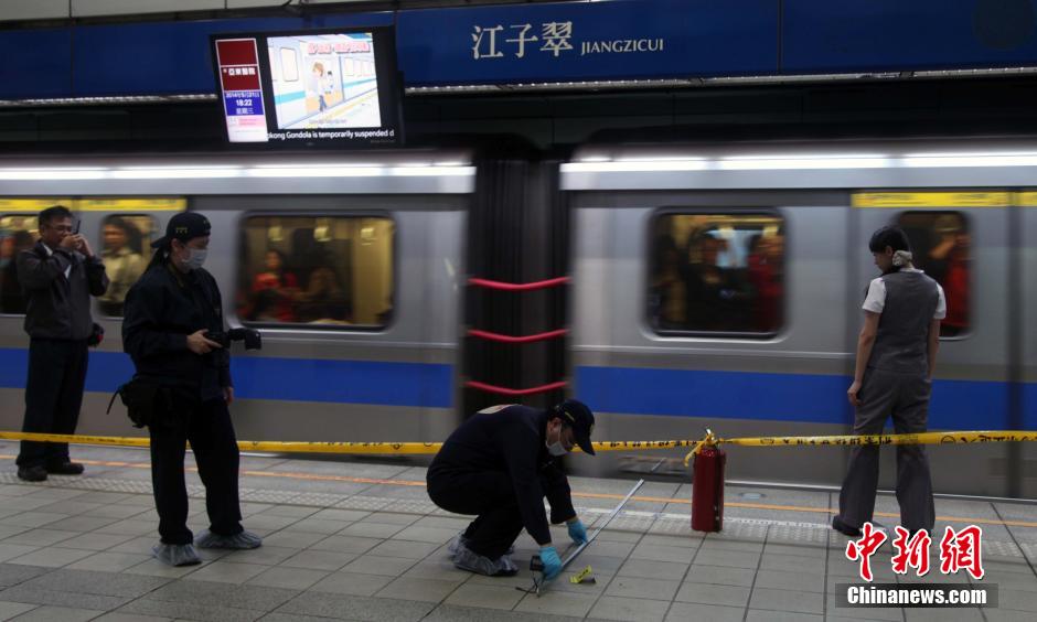 圖為新北市警察在現(xiàn)場勘查。中新社發(fā) 劉舒凌 攝