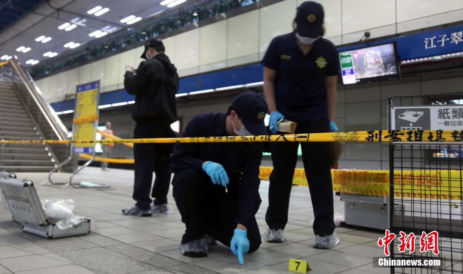 圖為新北市警察在現(xiàn)場勘查。中新社發(fā) 劉舒凌 攝