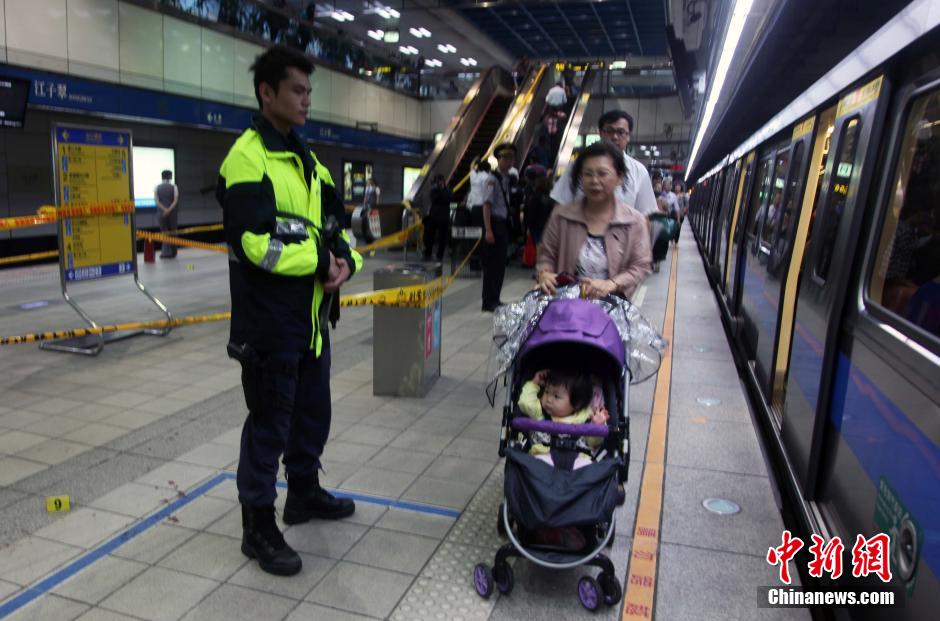 圖為新北市警察在現(xiàn)場勘查。中新社發(fā) 劉舒凌 攝