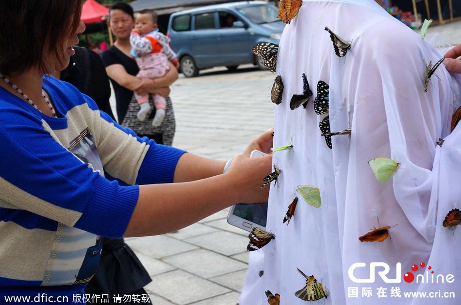 “蝴蝶仙子”身穿上百只剛剛扎死的蝴蝶。圖片來源：老祝/東方IC