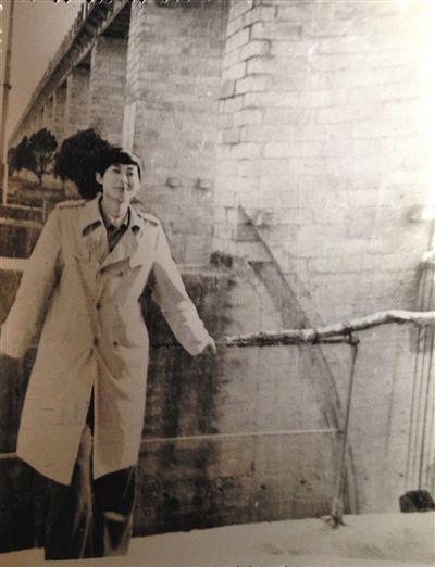 1995年，于英生在蚌埠淮河閘上留影。