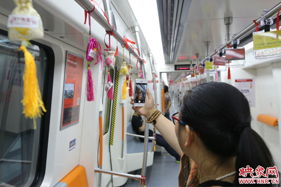 濃濃端午節(jié)氛圍的龍舟模型。