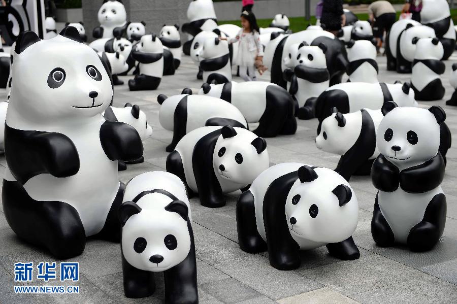 這是6月2日在上海靜安嘉里中心廣場拍攝的萌態(tài)百出的“熊貓”大軍。