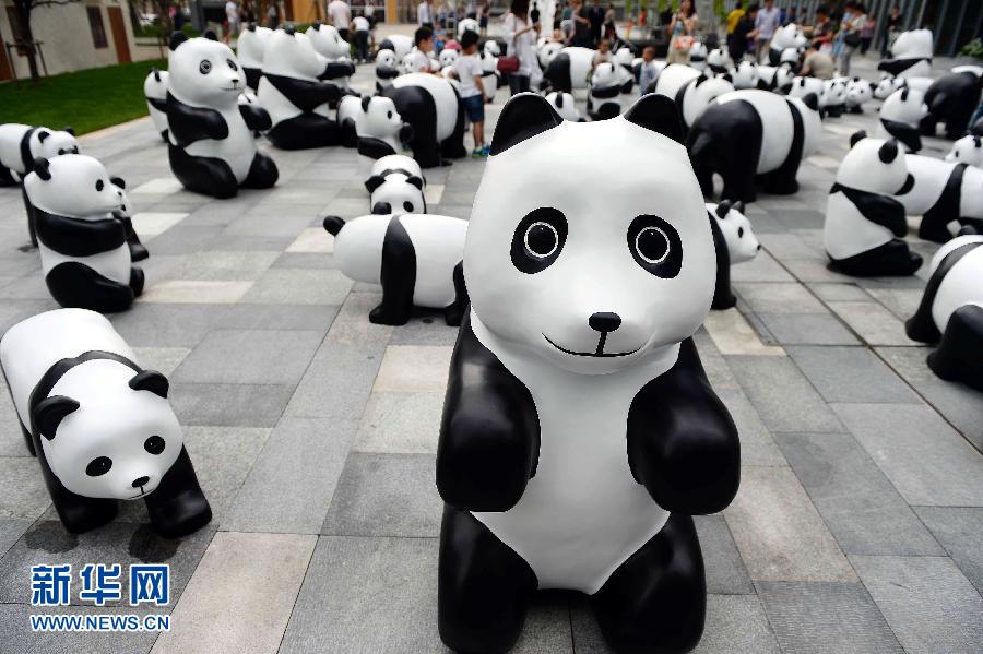 這是6月2日在上海靜安嘉里中心廣場拍攝的萌態(tài)百出的“熊貓”大軍。