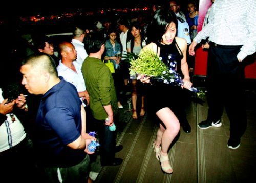 血案發(fā)生幾天來，很多招遠市民自發(fā)送來鮮花，悼念逝者。本報記者趙金陽見習記者呂奇攝