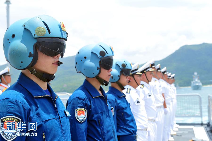  6月9日，在三亞某軍港，隨海口艦參演的艦載直升機(jī)飛行員整裝待發(fā)。