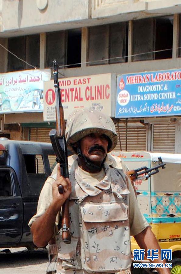 6月10日，在巴基斯坦南部城市卡拉奇真納國際機場附近，安全人員在街頭警戒。