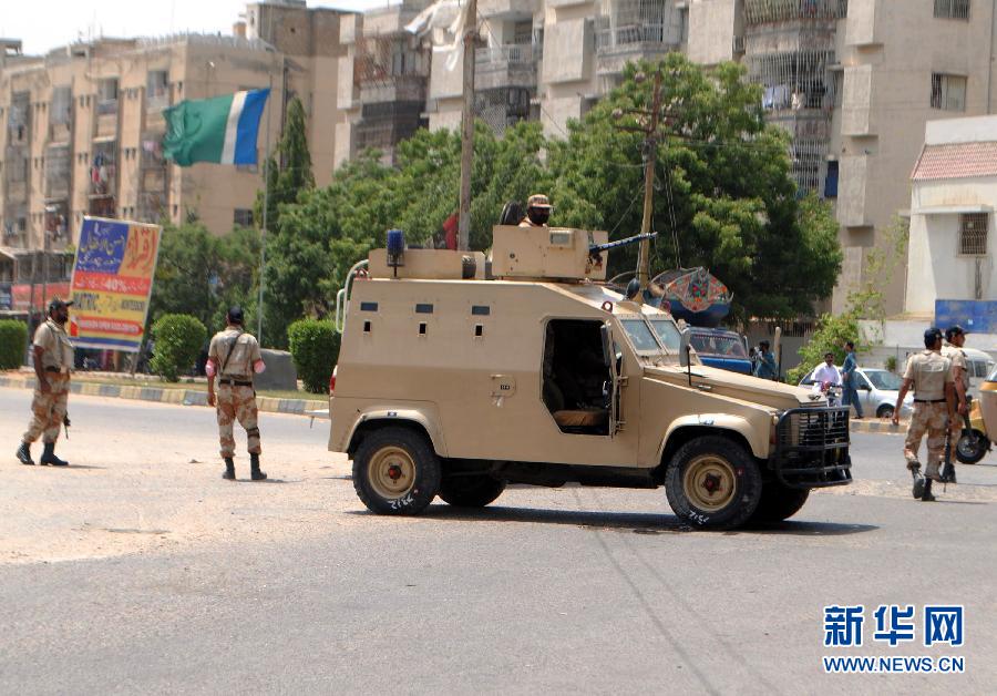 6月10日，在巴基斯坦南部城市卡拉奇真納國際機場附近，安全人員在街頭警戒。