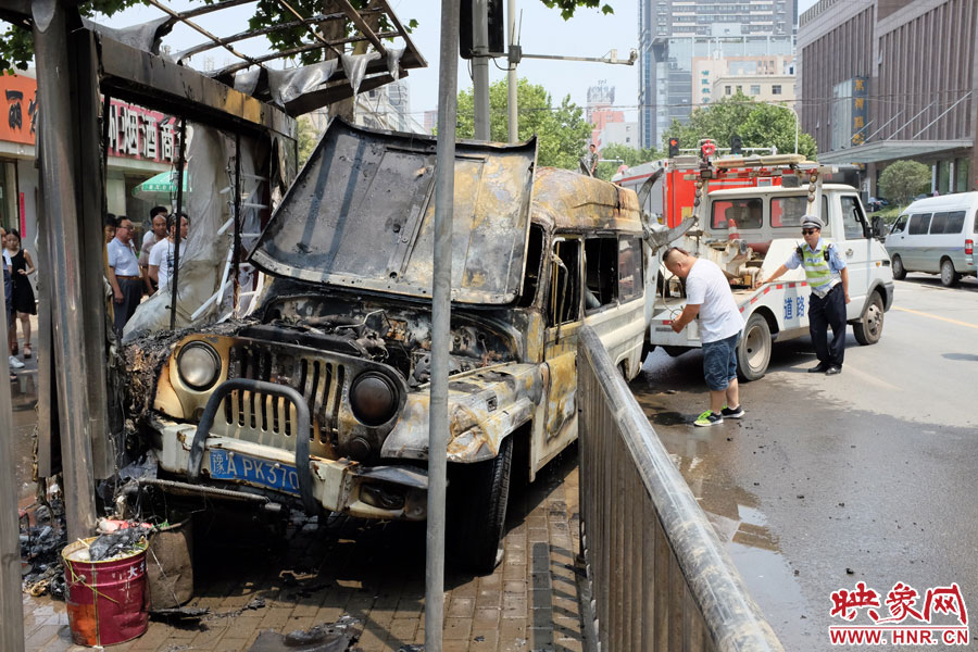 吉普車燒毀嚴重，基本報廢。