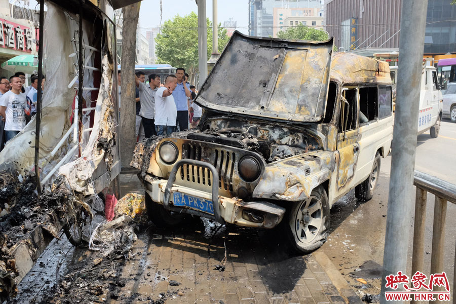 火災(zāi)撲滅后，交警部門將車進行拖離。