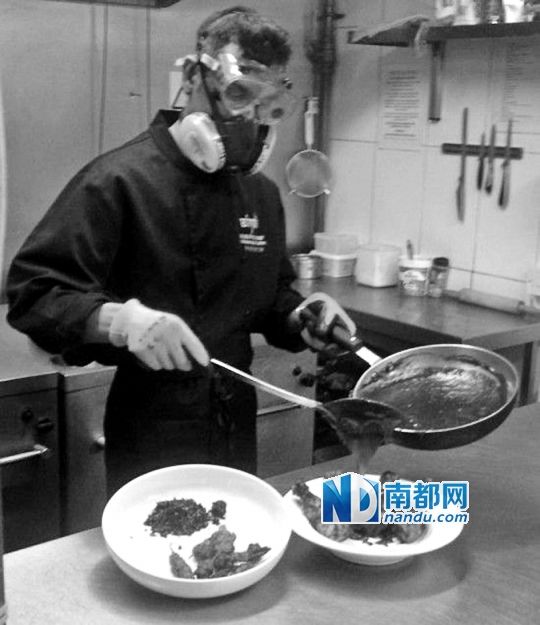 廚師在烹制最辣雞腿醬時要戴“防辣”面罩。 廚師在烹制最辣雞腿醬時要戴“防辣”面罩。