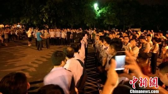 大批警力集中撤離現(xiàn)場。 王剛 攝