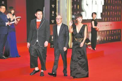 　　《勝利》劇組走紅毯，只可惜黃海波未能參加。