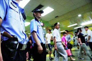 地鐵內,攜槍巡邏。