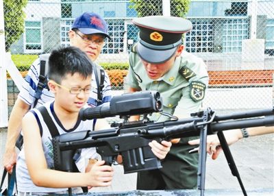 駐港部隊(duì)為市民帶來(lái)各種演練 駐港部隊(duì)為市民帶來(lái)各種演練