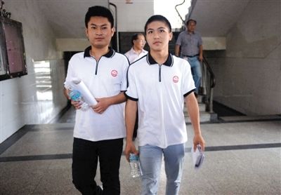 昨日下午5時,江西宜春“奪刀少年”柳艷兵和易政勇順利完成單獨高考,走出考場。