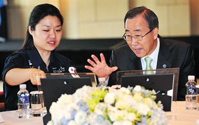 2008年7月，聯(lián)合國秘書長回到韓國時，特意會見李炤燕。