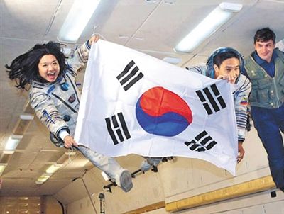 　2007年9月10日，李炤燕（左）在俄羅斯首都莫斯科接受零重力飛行訓(xùn)練。