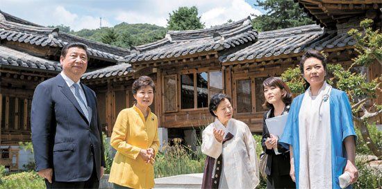 照片中左起分別是習(xí)近平、樸槿惠、家具博物館館長(zhǎng)鄭美淑(音)、隨同翻譯、彭麗媛。