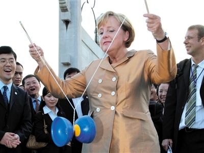 2007年8月27日，北京，默克爾正在玩扯鈴。