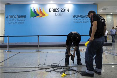 　13日，福塔萊薩的塞阿拉州會展中心，工作人員布置會場新聞發(fā)布廳。