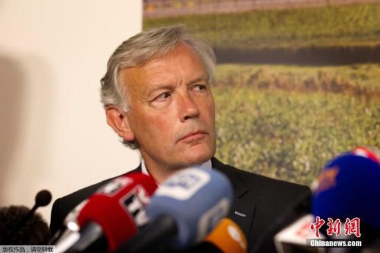 7月17日，在荷蘭阿姆斯特丹斯希普霍爾機(jī)場(chǎng)舉行的的新聞發(fā)布會(huì)上，馬航歐洲區(qū)負(fù)責(zé)人介紹情況。